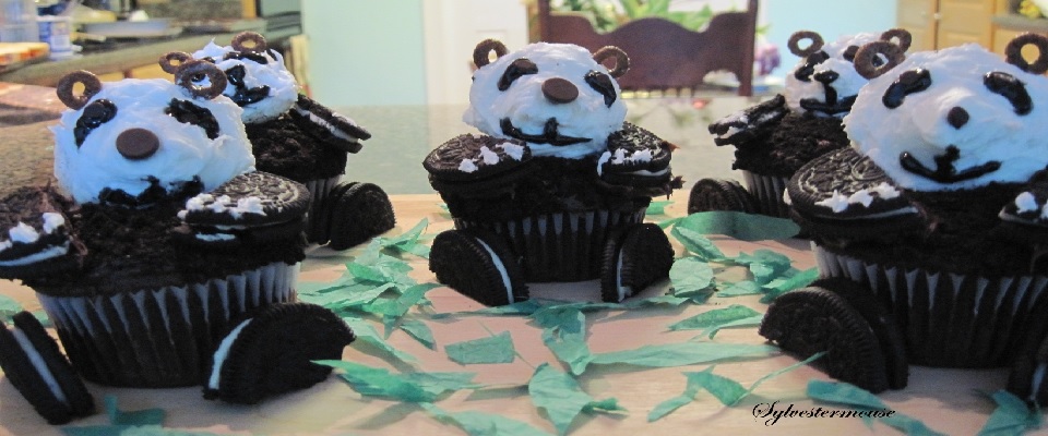 How to Decorate Panda Cupcakes