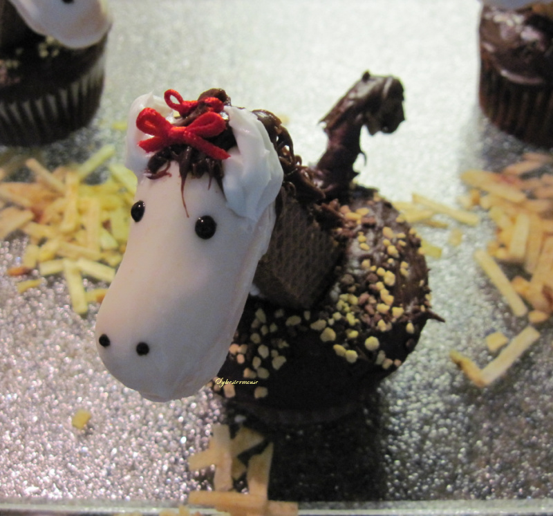 horse cupcake with bows